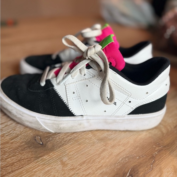 Nike Women's Sneakers in Black, White, and Pink - Picture 1 of 4